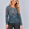01-kalisson-camisola-estampada-azul-petroleo-upper-body Kalisson petrol blue abstract print top front upper body view