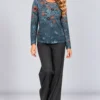 02-kalisson-camisola-estampada-azul-petroleo-full-body Kalisson petrol blue abstract print top front upper body view