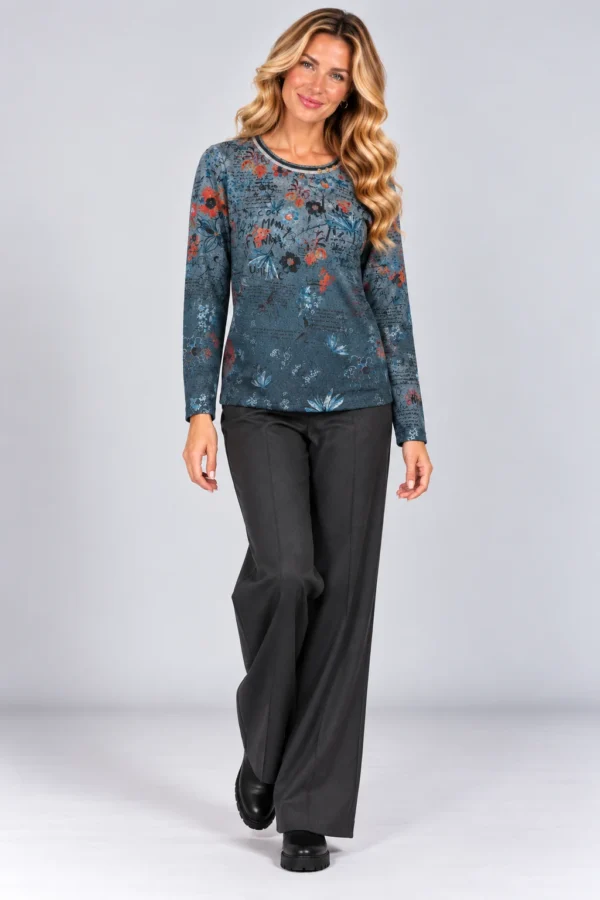 02-kalisson-camisola-estampada-azul-petroleo-full-body Kalisson petrol blue abstract print top front upper body view